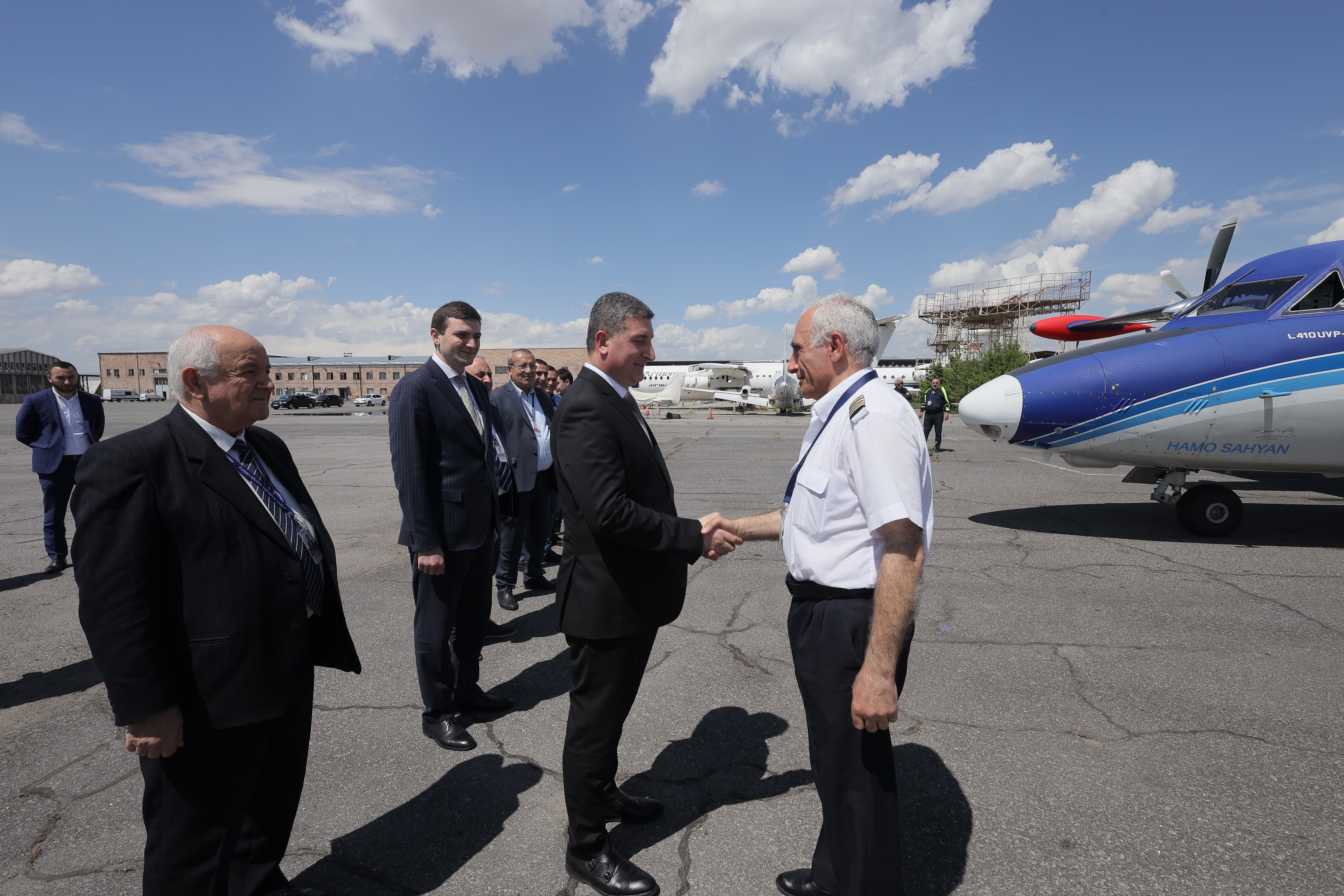  ՀՀ ՏԿԵ նախարար Գնել Սանոսյանը «Զվարթնոց» օդանավակայանում դիմավորել է Երևան-Կապան-Երևան փորձնական թռիչք իրականացրած L410 օդանավը
