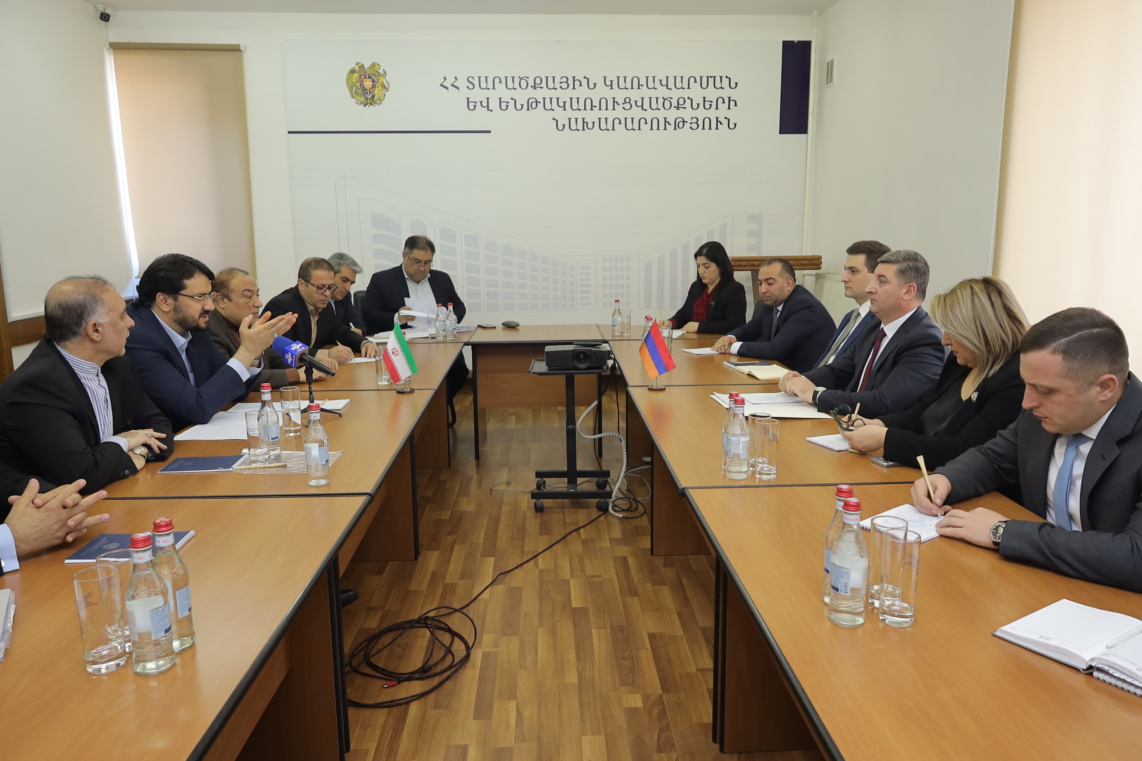 Իրանի ճանապարհների և քաղաքաշինության նախարար Մեհրդադ Բազրփաշի հետ պայմանավորվածություն է ձեռք բերվել երկկողմ զրոյացնել ճանապարհային տուրքերը