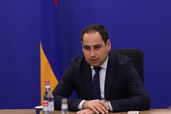ՀՀ ՏԿԵ նախարար Դավիթ Խուդաթյանը «Ճանապարհային դեպարտամենտ» հիմնադրամի աշխատակազմին է ներկայացրել նորանշանակ ղեկավար Արկադի Չերչինյանին