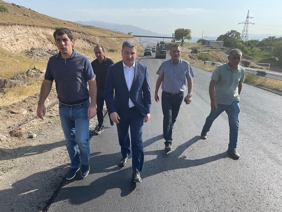 ՏԿԵ նախարար Գնել Սանոսյանը հետևել է է Գնդևազ - Ջերմուկ ավտոճանապարհի կմ0+000-կմ23+754 հատվածի միջին նորոգման աշխատանքներին