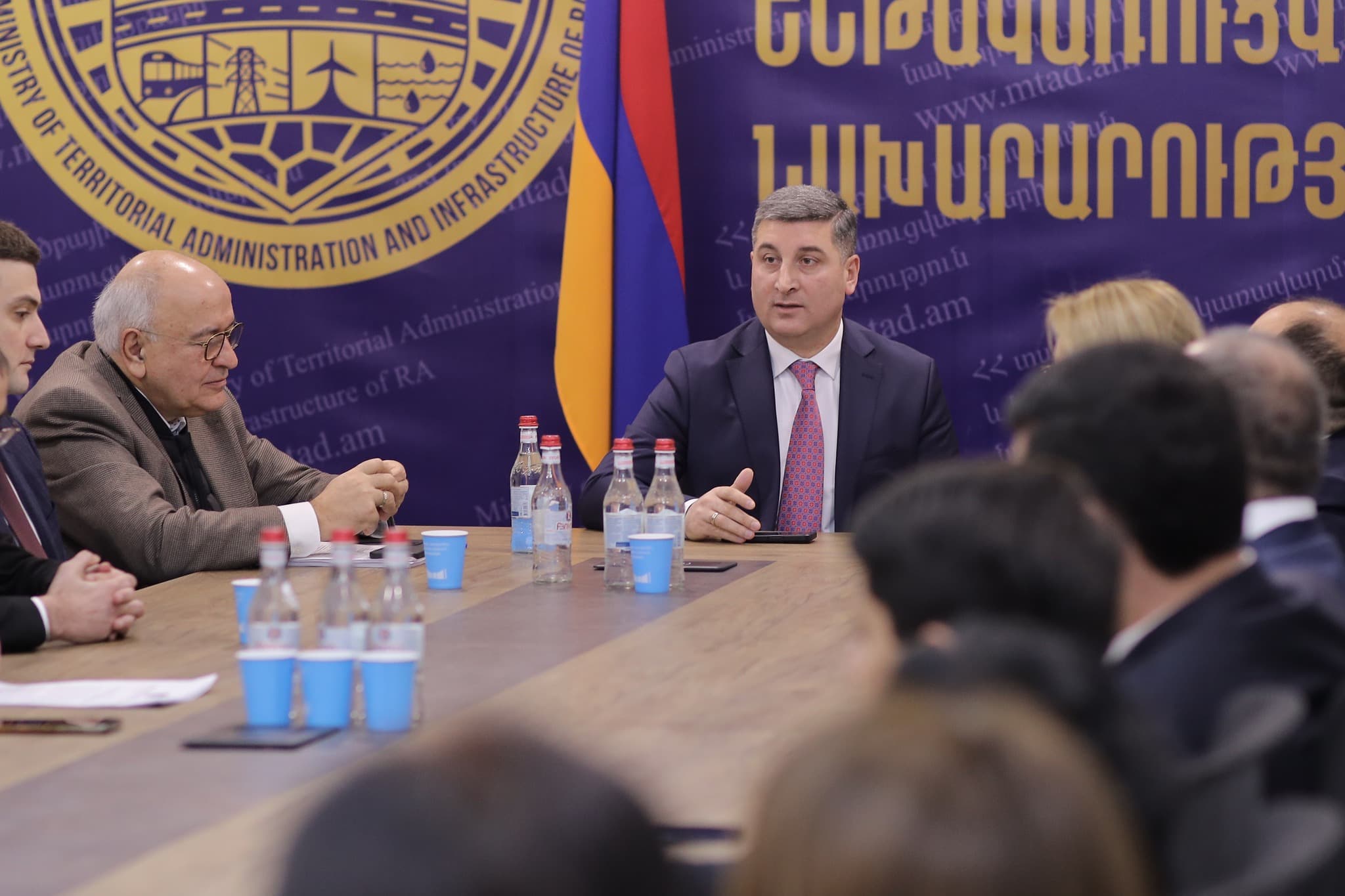 ՀՀ ՏԿԵ ՆԱԽԱՐԱՐ ԳՆԵԼ ՍԱՆՈՍՅԱՆԸ ՆԱԽԱՐԱՐՈՒԹՅԱՆ ՄԻ ՇԱՐՔ ԱՇԽԱՏԱԿԻՑՆԵՐԻ ՇՆՈՐՀԱԿԱԼԱԳՐԵՐ Է ՀԱՆՁՆԵԼ